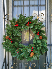 Венок новогодний - 13 зеленый с шишками и ягодами ПВХ, d-40 см. в строительных магазинах СтройГрад